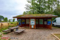 Beginnen wir unten an den Parkplätzen, wo dieser Pavillon mit nützlichen Infos rund um den Naturpark Sauerland Rothaargebirge, zur Nordhelle sowie dem Sauerland Höhenflug gibt. • © ummeteck.de - Silke Schön